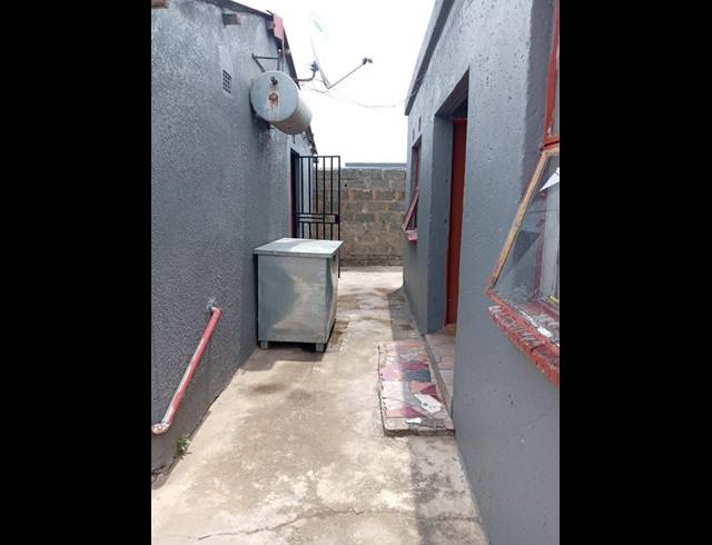 2 BEDROOM HOUSE FOR SALE IN MOROKA